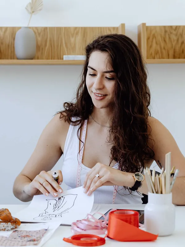 Diseñadora dibuja un boceto en su taller